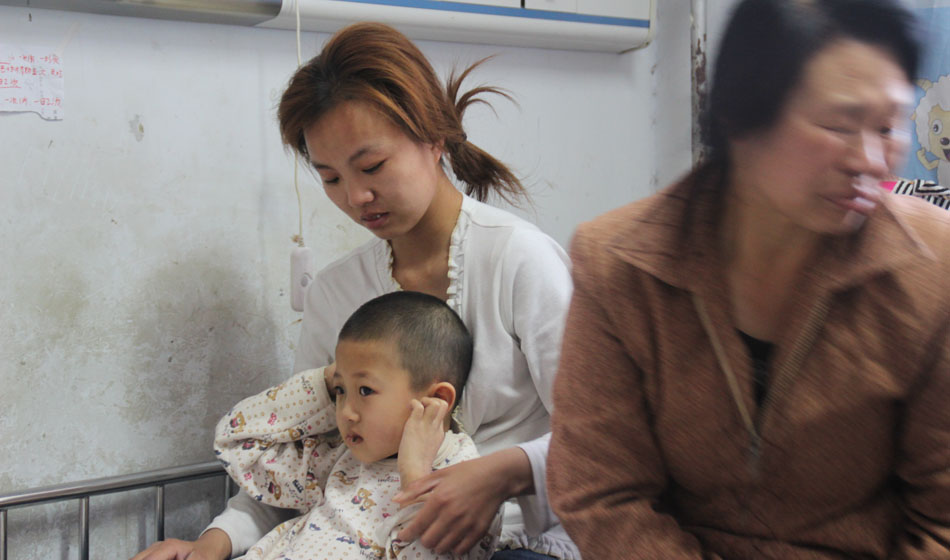 骨穿刺之后的小彬嫻心理產(chǎn)生了恐懼感，面對前來看望她的好心人士她會(huì)叫著捂上耳朵，使勁往媽媽的身體里躲，她總害怕自己再次承受那樣的疼痛。小彬嫻每一次這樣的舉動(dòng)都深深刺痛著家人的心，他們不想讓孩子如此痛苦，又不想放棄治療，因?yàn)獒t(yī)生說小彬嫻病情的治愈率挺高的，他們一定要陪孩子堅(jiān)強(qiáng)地區(qū)戰(zhàn)勝病魔。