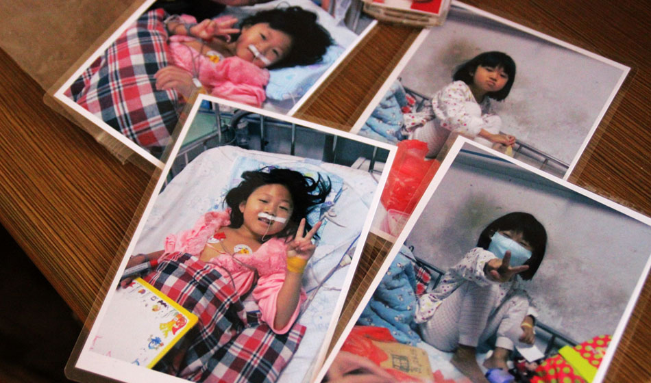 骨穿刺之前的輸血治療，小彬嫻的叔叔給她拍下的定格的微笑?！盀榱诵”驄?，家里最值錢的三馬車賣掉了，她叔叔把自己心愛的小車也賣掉了?！鄙Ｏ壬吹脚畠壕陀X得一切都值！