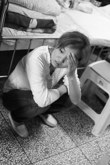 女兒熟睡之后，媽媽總會(huì)一個(gè)人想很多，女兒的病情、巨額的醫(yī)療費(fèi)用時(shí)刻充斥著她的大腦，年輕的媽媽在這種情境下變得憔悴了很多，她不知道小彬嫻什么時(shí)候會(huì)好起來，帶著她穿梭在小公園里看著她稚嫩的笑。