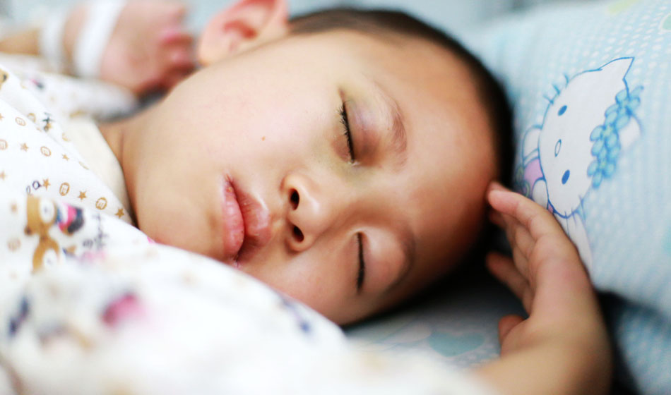 小彬嫻眼部、嘴部、脖子等出血點(diǎn)致使她無法吃硬東西，不小心劃破一下對她就是最大的損失，每個(gè)人都在保護(hù)著她，包括幼小的她自己。