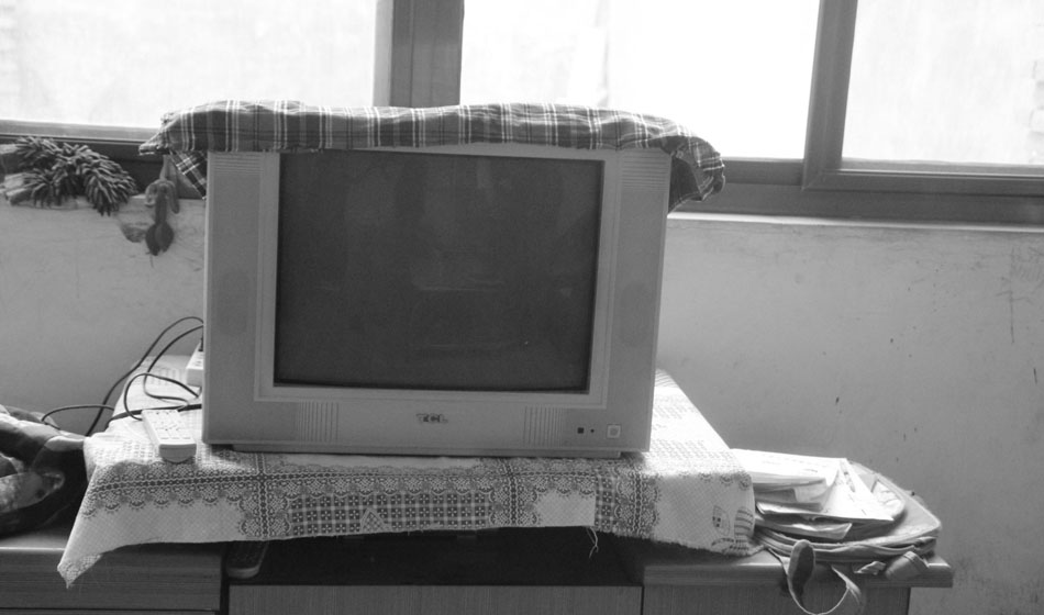 這臺(tái)彩色電視機(jī)是家里唯一的家用電器，而如今它也只是擺設(shè)，沒有人打開，即便是色彩斑斕的呈現(xiàn)，對這一家人來說都是黑白。