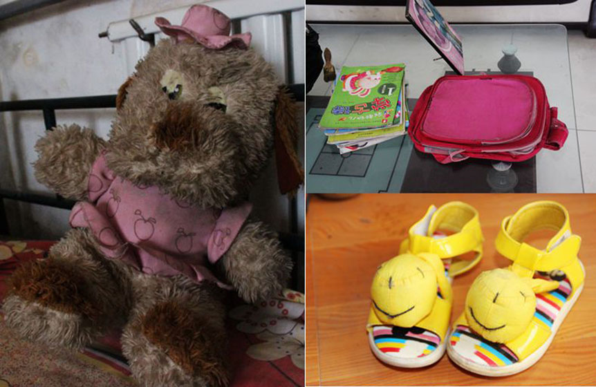 被小彬嫻當(dāng)成寶貝的毛絨玩具，臟兮兮地靠在床沿，顯得是那樣的孤單；還未裝包的書本、還未來及穿著蹦跳的可愛涼鞋都被放在了家里，它們也在等待小主人回家。