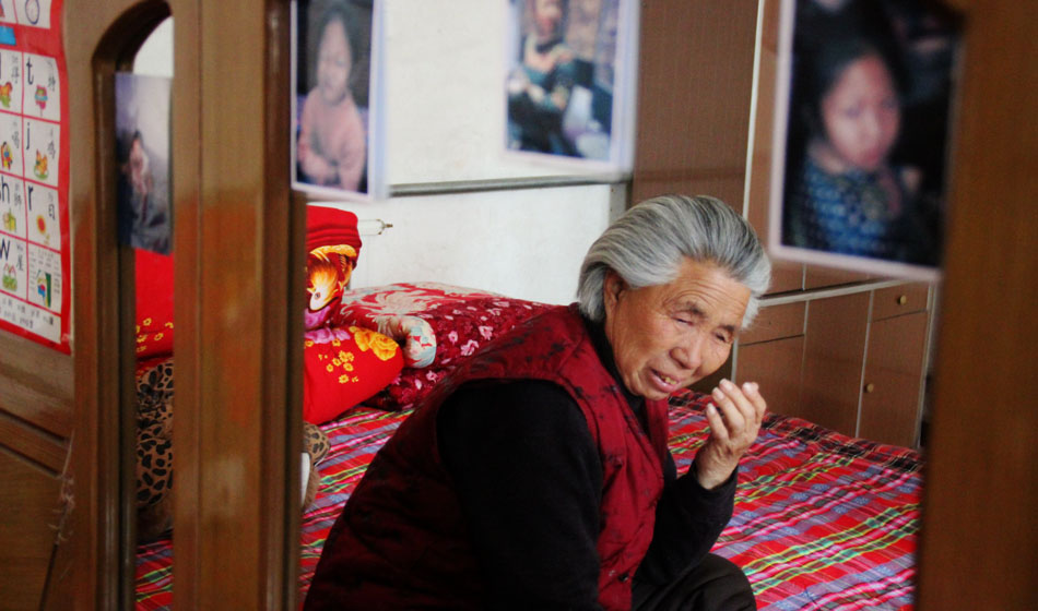 小彬嫻80歲的老奶奶每天在家祈禱小彬嫻早日回來?！袄夏棠套钣H”這是小彬嫻對“誰最親”這個(gè)問題最多的回答，小彬嫻和老奶奶就像是一對好朋友，兩個(gè)人在一起總是歡聲笑語。而現(xiàn)在，老奶奶每天看著鏡子前的小彬嫻的照片就會(huì)淚流滿面。