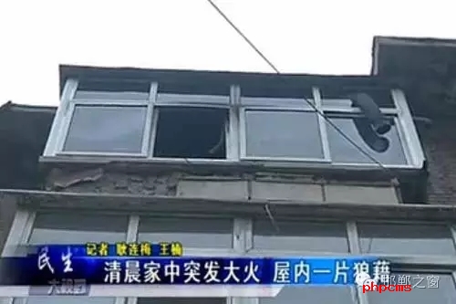 8月9日早，邯鄲新興大街青年路口，和平里小區(qū)16號(hào)樓2單元，一居民家中著火。消防官兵接警后，立即趕往現(xiàn)場(chǎng)，經(jīng)過(guò)消防隊(duì)員十多分鐘的搶救，大火被全部撲滅。不過(guò)所幸，無(wú)人員受傷，目前，起火原因還在調(diào)查中。