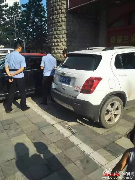 網(wǎng)友爆料：8月10日晚，邯鄲人民路西段，天晁小區(qū)附近，家具大世界門前，十幾輛小車玻璃被砸，車內(nèi)有價(jià)值財(cái)物被洗劫一空，目前警方已介入調(diào)查。