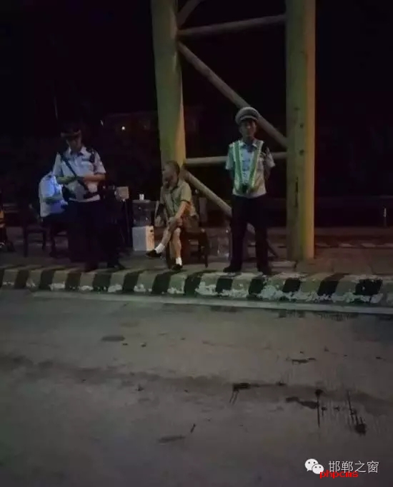 8月9日晚，磁縣交警大隊(duì)林坦中隊(duì)民警在執(zhí)行勤務(wù)中，對一輛小型普通客車進(jìn)行例行檢查，該車司乘人員三人，其中兩名乘坐人員神情恍惚，非?？梢?，民警認(rèn)真核對每名人員信息，經(jīng)網(wǎng)上對比查詢，系統(tǒng)提示陳某某具有吸毒史。執(zhí)勤民警立即對該車進(jìn)行全面徹查，并對該車三名司乘人員做了尿檢，檢驗(yàn)結(jié)果兩名乘坐人員為陽性。最終，經(jīng)過細(xì)致盤問，周某某、陳某某對其吸毒事情供認(rèn)不諱。