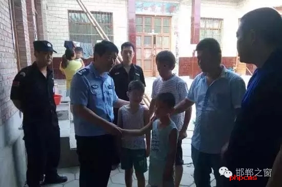 8月11日上午，邯鄲館陶縣公安局指揮中心接到報警，柴堡鎮(zhèn)劉村李某因欠柴堡鎮(zhèn)武張屯村李某某錢款，李某某將李某的兩個兒子（一個10歲，一個8歲）拘禁。民警迅速趕到現(xiàn)場，發(fā)現(xiàn)李某家街門被反鎖，民警登上盤梯與嫌疑人談話，穩(wěn)定其情緒，做其思想工作，當(dāng)日下午17時20分許，兩個小男孩被成功解救。