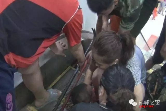 8月11日下午2點，曲周縣百貨大樓一名幼兒手臂卡入滾動扶梯，接到報警后，邯鄲消防曲周中隊立即趕赴現(xiàn)場進行救援。據(jù)商場工作人員介紹，幼兒母親在一旁買水時，沒注意幼兒爬到電梯口玩耍不慎將手臂卡住。