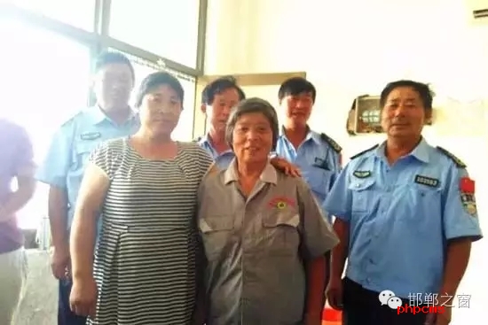 8月10日下午，何某到臨漳縣醫(yī)院給孩子看病，不慎將錢包丟失?？h醫(yī)院保潔員張付榮打掃衛(wèi)生時，在走廊坐椅上發(fā)現(xiàn)了錢包，看了看錢包里有很多錢和卡，她在原處等了好久也沒見人來領(lǐng)取，便將錢包送到保安室，經(jīng)清點發(fā)現(xiàn)里面有2700多元現(xiàn)金及銀行卡。幾經(jīng)周折，終于找到了著急尋找錢包的何某，通過確認(rèn)無誤后，將錢包交還到了失主手中。