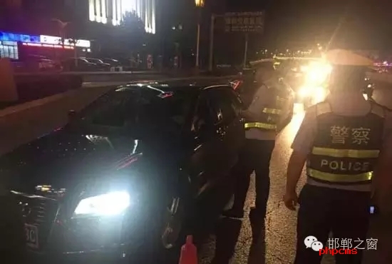 為保證奧運期間有一個良好的道路交通環(huán)境，針對疲勞駕駛、酒后駕駛等違法行為，邯鄲交警六大隊組織開展集中整治酒駕、醉駕專項行動。8月10日，交警六大隊出動警力130余名，出動警車15輛，設(shè)置執(zhí)勤卡點17處，從20時起至23時，在大隊轄區(qū)內(nèi)查獲了18個“酒鬼”以及涉牌涉證違法行為21起。當(dāng)晚，在中華大街水廠路口，有一輛車為了逃避檢查，還試圖倒車逃跑。