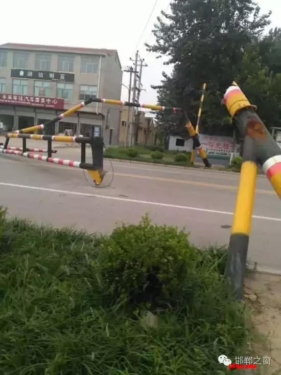 網(wǎng)友爆料：8月13日早上，邯鄲市臨漳東前坊表村附近的限高桿被撞倒。