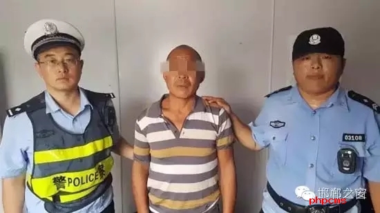 8月12日9時許，邯鄲大名鋪上高速口檢查站執(zhí)勤民警在對一輛由魏縣開往北京客車進(jìn)行安檢時，發(fā)現(xiàn)一名網(wǎng)上逃犯。經(jīng)核查，該男子為王某平，系涉嫌濫伐林木網(wǎng)上逃犯。該王于今年3月份在未有辦理《林木采伐許可證》的情況下，亂砍濫伐林木97棵。