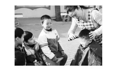 “苗老師理發(fā)又快又好看！”昨日是二月二“龍?zhí)ь^”的好日子，邯鄲市叢臺(tái)區(qū)滏東小學(xué)教師苗艷敏義務(wù)給十多名留守兒童理發(fā)，受到了眾人好評(píng)。為擁有這門手藝，苗艷敏利用節(jié)假日暗中“修煉”了3年。 早在2014年2月，苗艷敏就從網(wǎng)上購(gòu)買了電動(dòng)理發(fā)器，每逢節(jié)假日便去理發(fā)店觀摩學(xué)習(xí)。經(jīng)過(guò)一個(gè)多月的鉆研，她把愛(ài)人當(dāng)成了第一個(gè)“試驗(yàn)品”，結(jié)果以失敗告終。 為真正學(xué)好理發(fā)手藝，苗艷敏除了光顧各理發(fā)店取經(jīng)外，還經(jīng)常上網(wǎng)學(xué)習(xí)。功夫不負(fù)有心人，經(jīng)過(guò)3年多的修煉，她的手藝越來(lái)越嫻熟，漸漸得到了大家的認(rèn)可。 今年二月二，她特意從家里帶來(lái)理發(fā)工具，為廣大師生一展才藝。