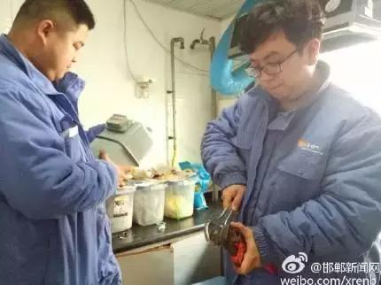 2月28日，邯鄲華潤(rùn)燃?xì)夤竟ぷ魅藛T對(duì)我市叢臺(tái)花園，滏新家園等燃?xì)庥脩暨M(jìn)行安檢，截止目前，該公司已入戶安檢21938戶，發(fā)現(xiàn)隱患并整改1564戶。根據(jù)相關(guān)規(guī)定，燃?xì)饨?jīng)營(yíng)企業(yè)每?jī)赡晷鑼?duì)所管轄范圍內(nèi)的燃?xì)庥脩暨M(jìn)行一次入戶安全檢查工作，其目的是查找安全隱患，確保用戶安全用氣。