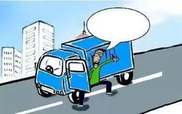 2月27日凌晨，邯鄲市一名男子套用其表哥A2駕駛證信息駕駛大貨車進(jìn)入市區(qū)，沒(méi)成想因?yàn)樽旖堑囊活w痣被交警看出破綻，不僅被公安機(jī)關(guān)依法行政拘留了15天，而且被罰款1500元。在事實(shí)面前，駕駛?cè)瞬坏貌怀姓J(rèn)自己無(wú)證，試圖用表哥的駕駛證蒙混過(guò)關(guān)。